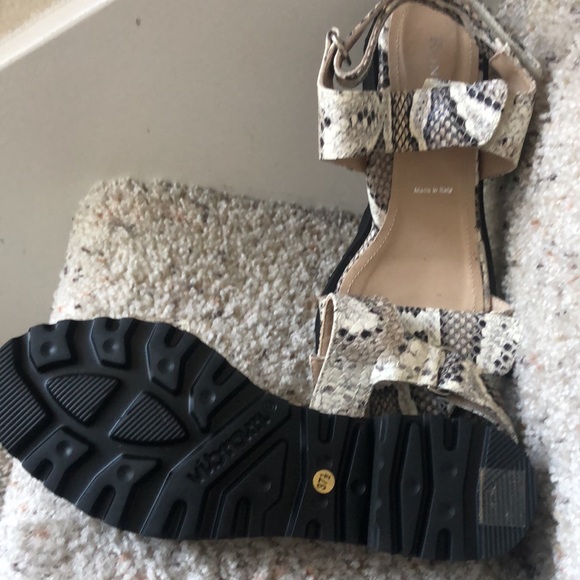 Size 7 1/2 python embossed open-toe sandals - Picture 5 of 5